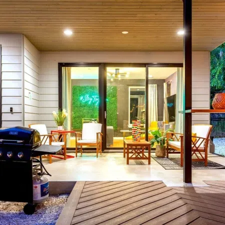 Eastside Home Sleeps 18 with Cowboy Pool & Fire Pit