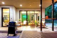 Eastside Home Sleeps 18 with Cowboy Pool & Fire Pit - Bungalow