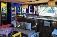 Mona Glamping Caravan Suites - bar