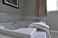 Travelodge by Wyndham Golden Sportsman Lodge - vasca da bagno