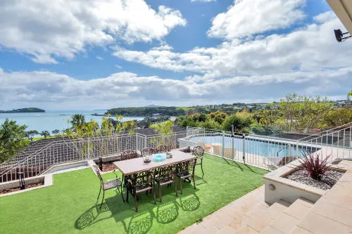 Orakei Grandeur Mansion with Sea Views & Pool