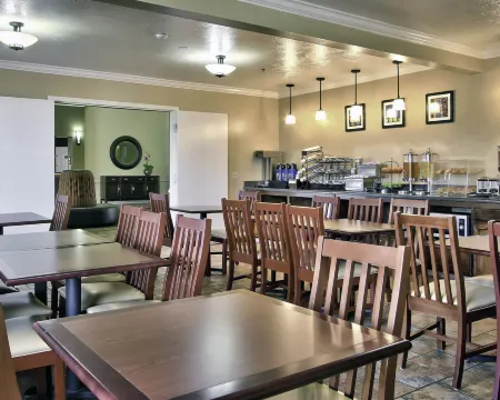 Best Western Plus Salinas Valley Inn  Suites Отели рядом с достопримечательностью «Салинас»