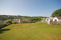 Amber Cottage - Luxury Cottage, Hot Tub, Sea Views and Log Burner - parkir
