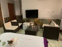 Self Contained Master Bedroom Apartment in Tema Hoteles en Tema