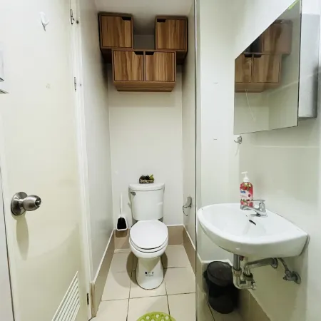 Bright Studio Sleeps 3 with Parking and City View