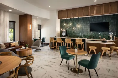 Sentral Old Town Отели рядом с достопримечательностью «On The Edge Gallery»