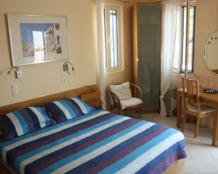 イカリア島インザーマ湾のビーチ際にあるアルキスティスの居心地の良いアパートメント、2階 イカリア島のホテル