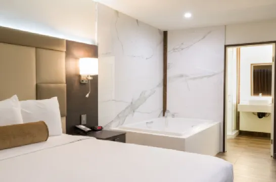 Hotel Xilo Glendale Hotels near Carr Park