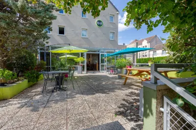 B&B Hotel Chartres Centre Cathédrale 3 étoiles Hotel dekat Sports Complex of the Madeleine
