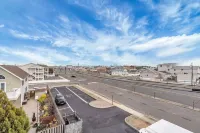 FANTASTIC 2 BR 2 Blocks to beach pool balcony