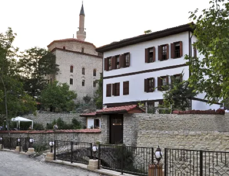 Çamlıca Konak Çarsı Hotels near İzzet Paşa Cami