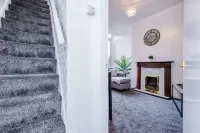 Comfy Four Bedroom House with Parking Hotels in Salford