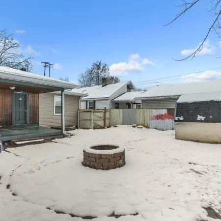 Lovely Pet Friendly Three Bedroom in Desirable Urbandale Location! 3 Home by Redawning