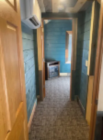 The Covered Porch Hideaway - Lakeside Tiny House Rental - Sleeps 4 羅克縣酒店