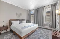 Style and Luxury - Unbeatable Location UWM English as a Second Language Program附近的飯店