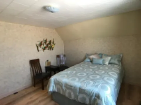 Charming House with Amazing Views! Next to Marina and Tiki Bar Hotels in Allamakee County