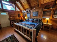 A Rushing Stream of Dreams Creekside Cabin 1 min to National Park! - balcón