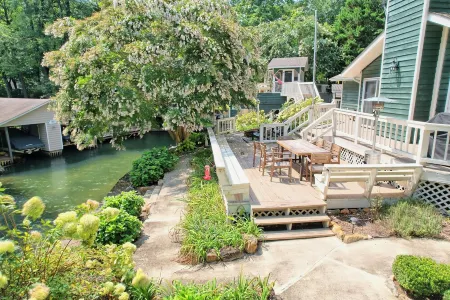 Amazing Spacious & Cozy Lake House on Lake Burton w/ Boat Access! Dog Friendly!