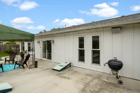 Coastal Getaway and Relaxing Escape - Charming Cottage Retreat Отели рядом с достопримечательностью «Парк Рокпорт Бич»