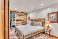 Cozy Living Space and Modern Amenities - Charming Tahoe Getaway Hôtels à : Dollar Point