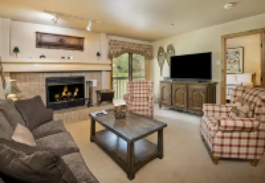 Airy Condo with Hot Tub and Scenic Views - Charming Rustic Retreat