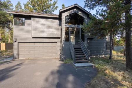 Private Hot Tub and Cozy Fireplace - Stunning Retreat