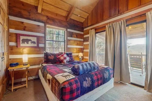 Cozy log cabin with private hot tub, fireplace & deck - close to town Hotels in Blount County
