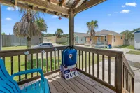 Community Pool and Cozy Comfort - Charming Cottage Retreat Hotels in Aransas County
