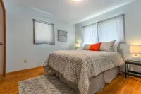 Fully Fenced Yard and Cozy Fire Pit - Spacious Charming Retreat Hotels in Coeur d'Alene