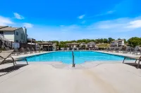 1st-floor condo with incl. boat slip & lake-view deck + on-site pools & hot tub Hotel a Village of Four Seasons