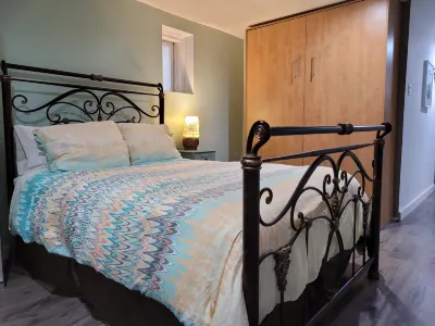 Spacious Garden Level Retreat with Cozy Kitchenette - Charming Oasis Hotels in Flatbush