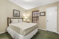 Charming Lakefront Escape with Scenic Balcony - Delightful Getaway فنادق في Lampe