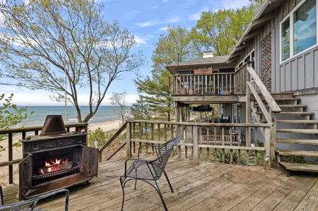 Stunning Lake Views and Spacious Outdoor Deck - Exquisite Vacation Haven