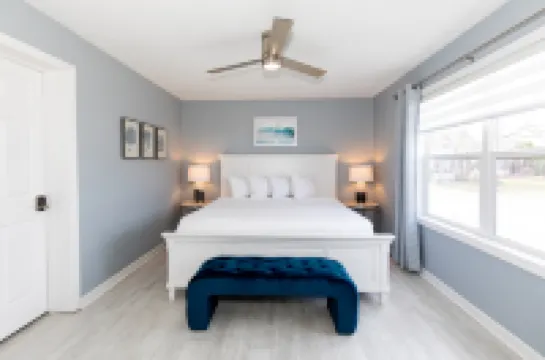 Exclusive Access to Serene Beach - Charming Lakeview Retreat