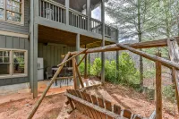 Stylish Mountain Getaway with Cozy Fireplace and Modern Comfort - Charming Lodge