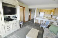 Scenic Harbor Views and Private Deck - Luxurious Waterfront Retreat Hotels in Hyde County