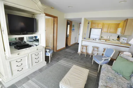 Scenic Harbor Views and Private Deck - Luxurious Waterfront Retreat Отели в г. Окракок