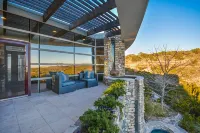 Stunning Views and Luxurious Jacuzzi Retreat - Enchanting Hilltop Haven