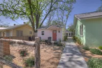 The Grove B Stylish Cottage - Walk to Main - 4-Star