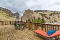 Majestic Mountain Views and Cozy Deck - Charming Family Retreat
