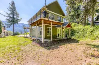 Lovely house with river & mountain views, deck, grill, washer/dryer & wood stove Hotels near The River House Art Gallery and Studio III