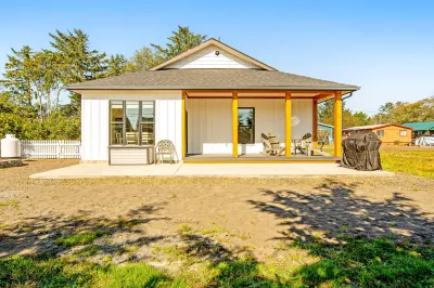 Modern cottage with covered deck, grill & fireplace - walk to beach/bars/dining Hotels near Marsh's Free Museum