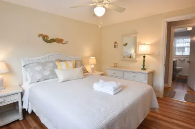 Charming Backyard Retreat with Fire Pit - Stylish Coastal Escape Haigis Beach附近的飯店