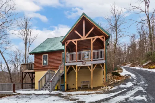 Secluded Log Cabin with Mountain Views - Cozy Retreat