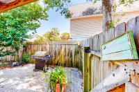 Contemporary beach house within walking distance to beach + central AC & WiFi Hotels in Upper Grand Lagoon