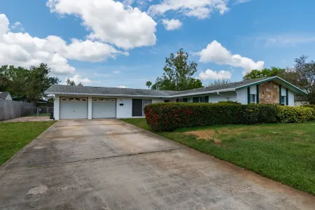 Large Screened Patio and Modern Kitchen - Beautiful Spacious Haven