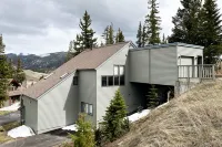 Duplex with deck, renovated kitchen, pool & hot tub - close to the river