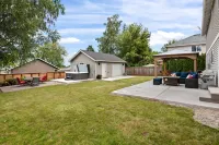 Gorgeous Backyard Oasis and Game Room - Cozy Retreat