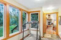 Gorgeous Wooded Retreat w/ Fireplace, Firepit, Deck, Yard, Washer/Dryer