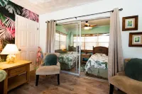 Steps to Beach with Spacious Living and Kitchen - Tropical Escape Hoteles en Cocoa Beach